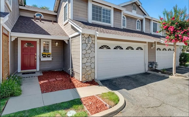 Building Photo - 2 bedroom, 2.5 bath Rental