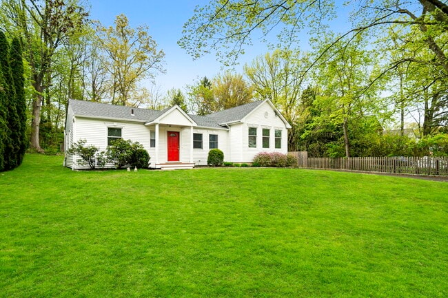 Building Photo - 33 Circle Dr