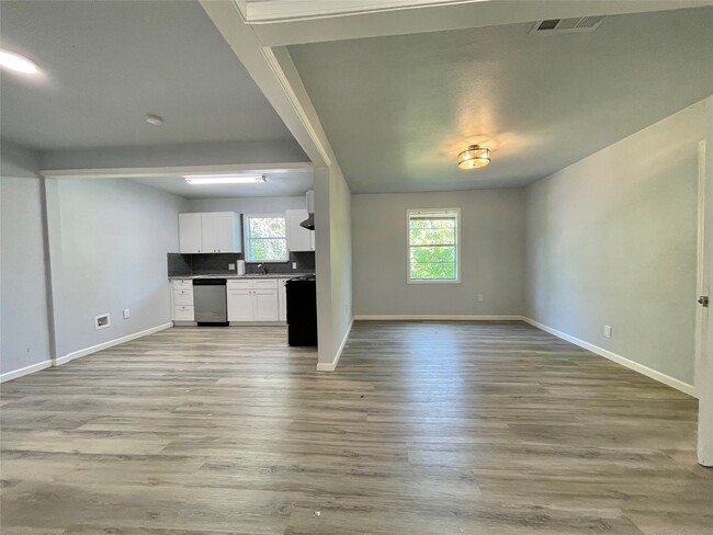Photo - 150 Huisache St House