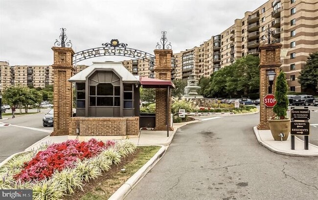 Building Photo - 8370 Greensboro Dr Unit 702 Rental