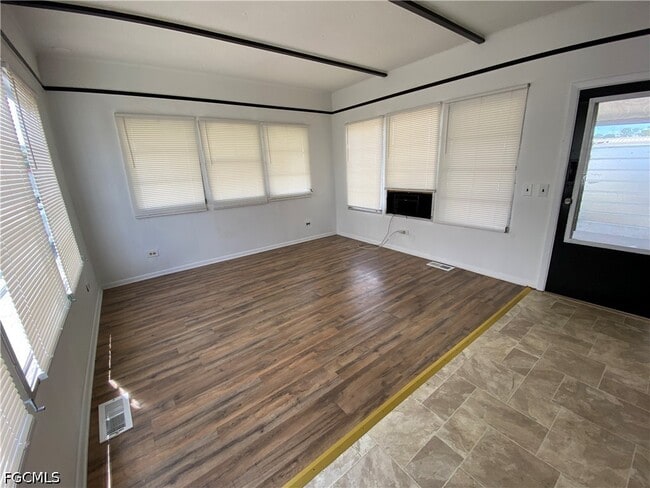 Photo - 121 Coachlight Ln