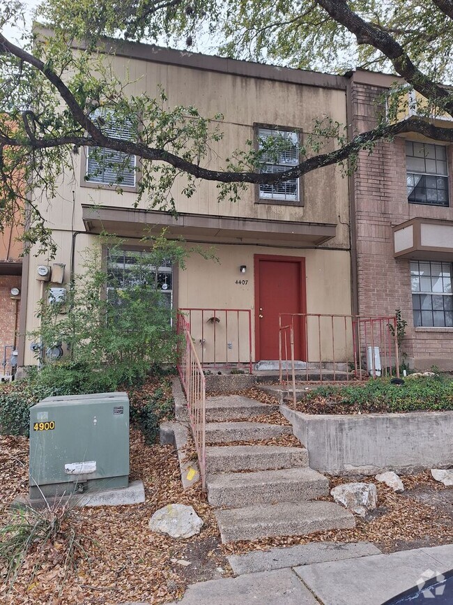 Building Photo - Spacious Townhome!