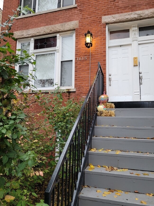 1615 W Barry - 1615 W Barry Ave Unit #3rd floor