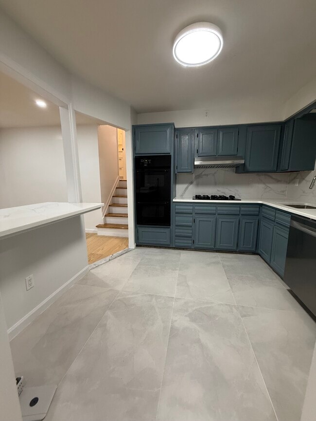 Building Photo - 30 Bay 37th St Unit 3