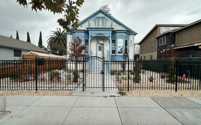 Building Photo - Updated top floor 1 bedroom In A Great Neighborhood!