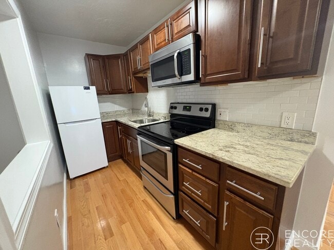 Building Photo - 19 Peterborough St Unit 4