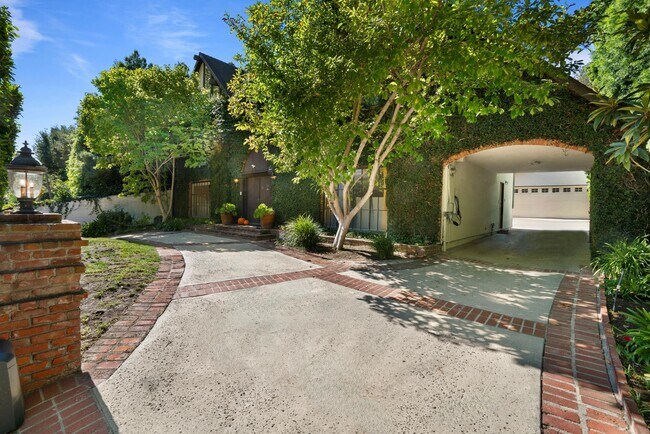 Photo - 2411 Benedict Canyon Drive Casa