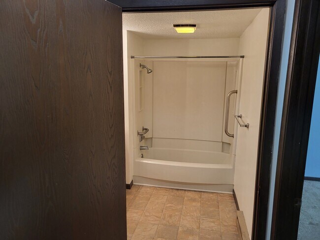 1102 W McPherson St Unit 16