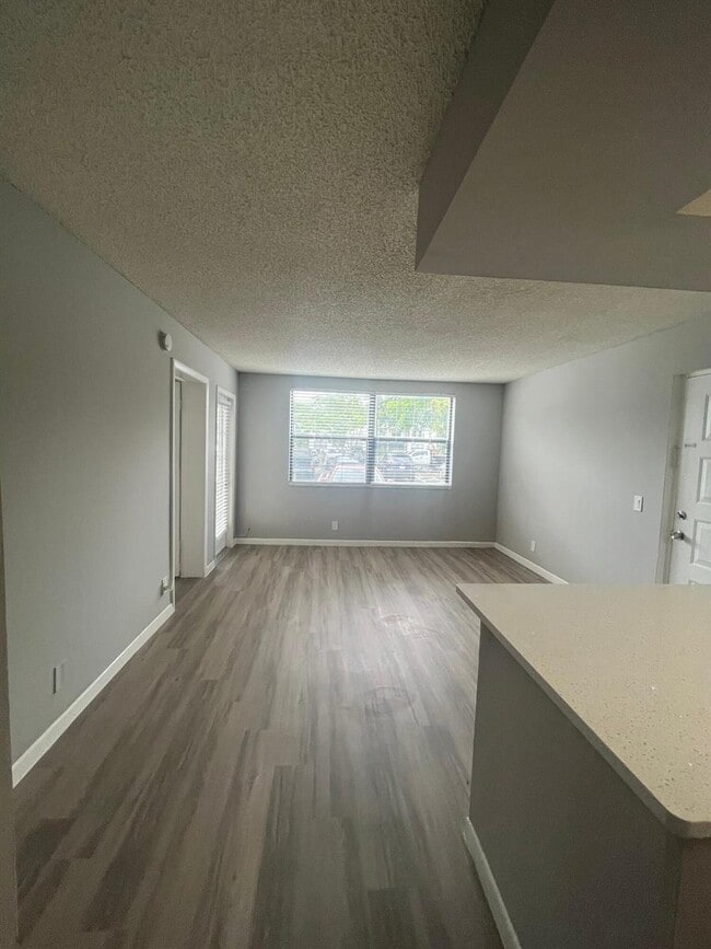 Photo - 714 Executive Center Dr Unidad 11