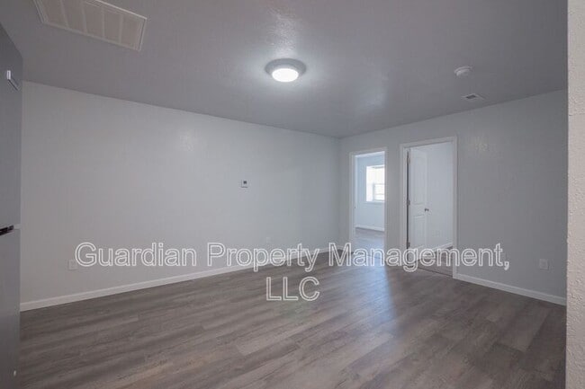 Photo - 123.5 N Main St