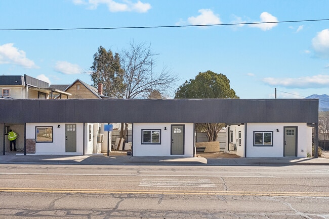 Photo - 890 E Ash St