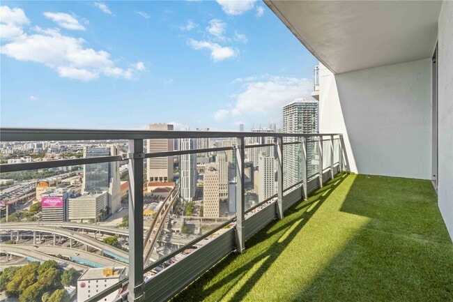 Building Photo - 90 SW 3rd St Unit 4305