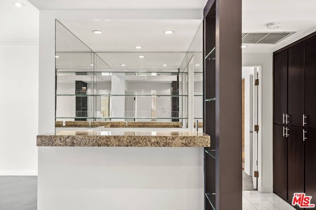 1210 Kings Rd Unit 104