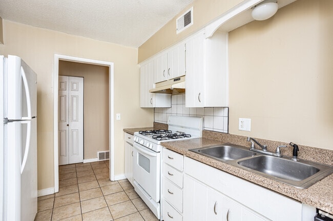 3BR, 2BA - 1300 SF
