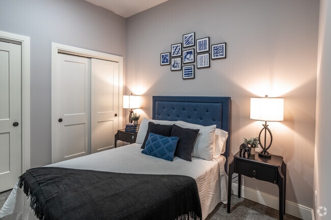2BR, 1BA - 994sf