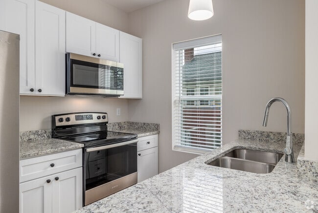 1BR, 1BA - 775SF - Kitchen - 305 W Washington St
