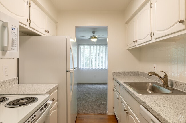 1BR, 1BA - 915SF, Kitchen - Bloomfield On The Green - West Bloomfield, MI