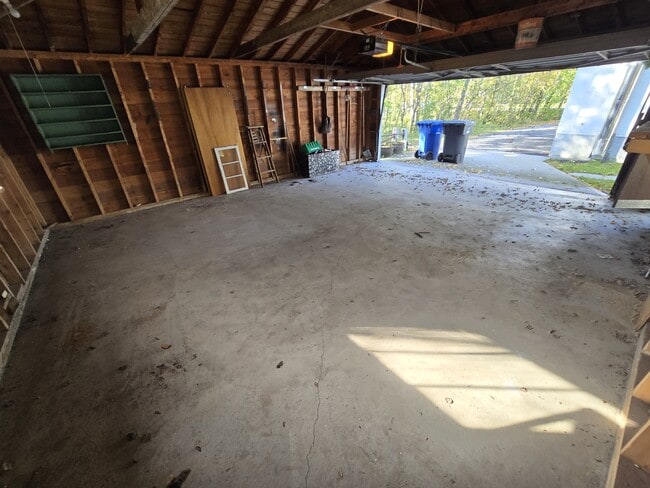 Photo - 855 Haney St