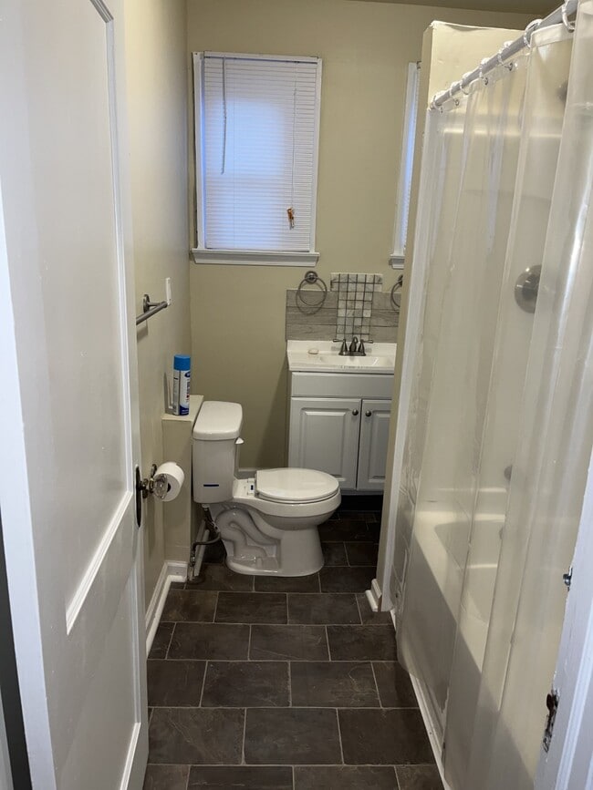 Primer baño - 1504 68th Ave