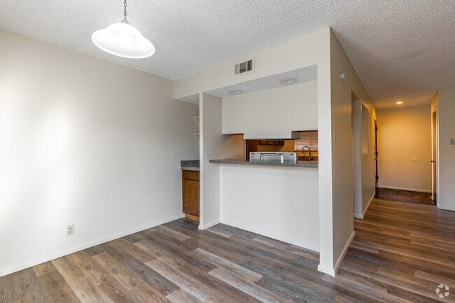 2 habitaciones, 2 baños - 1136 pies cuadrados - Comedor - Midland Village Apartments