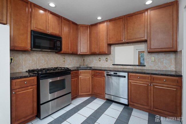 Photo - 357 Hadleigh Ln