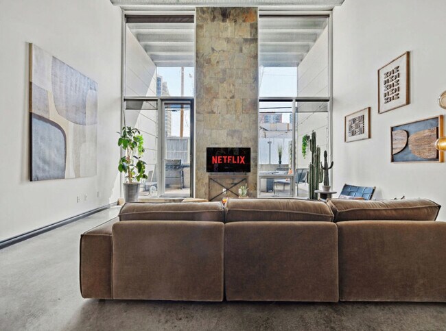 Photo - 10303-10107 107 St NW Unit SI ID1308630P