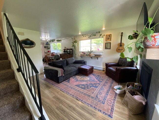 Photo - Spacious 2-Bedroom Townhome in Fairhaven with Spacious Fenced Yard Unidad #2