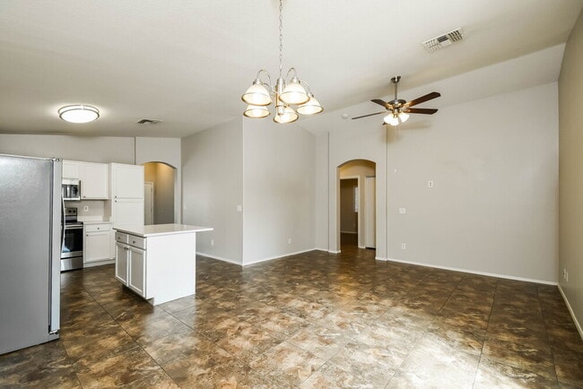 Photo - 823 W Bowker St