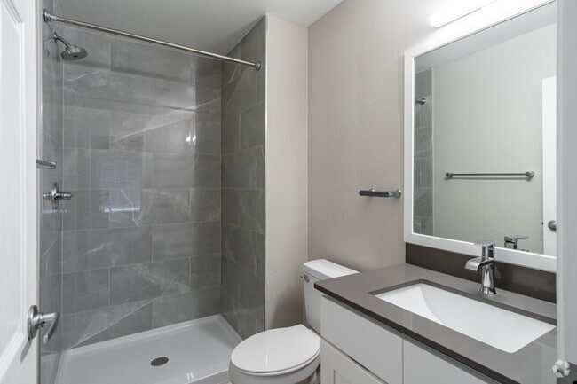 2BR, 2BA - 1,093SF - Drake Upper - Bathroom