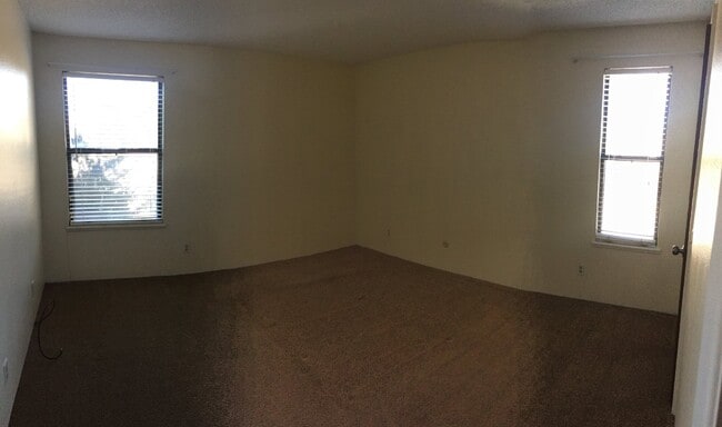 Building Photo - "Charming 1-Bedroom Condo with Cozy Fireplace in Aurora's Apple Tree East Community!" Unit Apple Tree East Comm