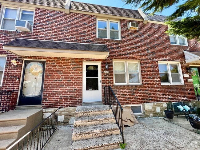 Building Photo - Newly Renovated 3-Bedroom Townhome with Fi...