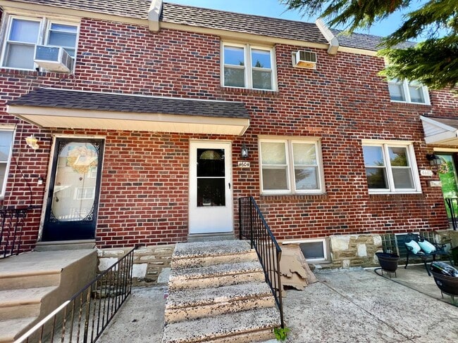 Newly Renovated 3-Bedroom Townhome with Fi... - Newly Renovated 3-Bedroom Townhome with Fi...