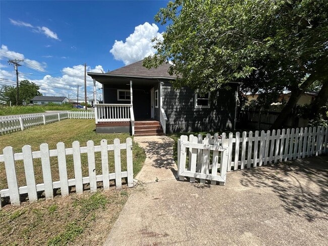 Photo - 400 Symes St