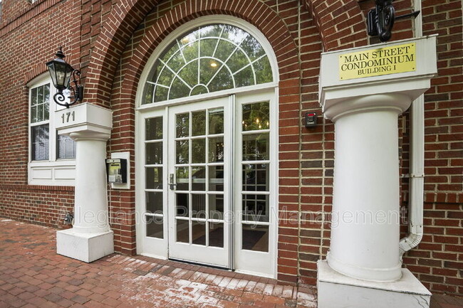 Building Photo - 171 Somervelle St