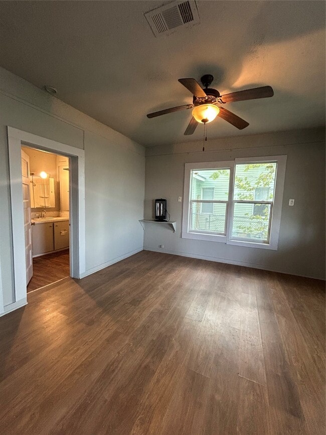 Photo - 530 W 1st St