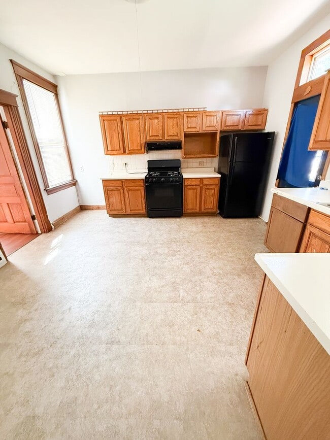 Photo - 3 Bedroom/1 Bathroom with Fenced-in Backyard!