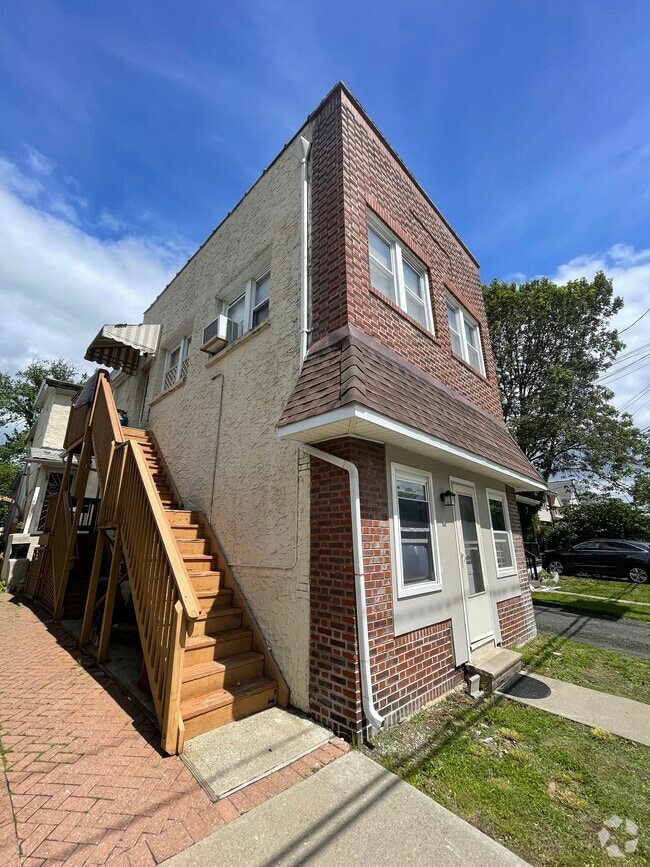 Building Photo - 554 W Broad St Unit 2F Rental