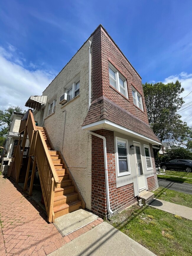 Building Photo - 554 W Broad St Unit 2F Rental