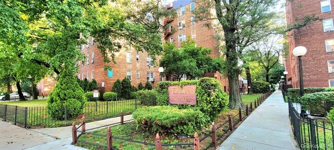 Building Photo - 65-35 Yellowstone Blvd Unit 1D
