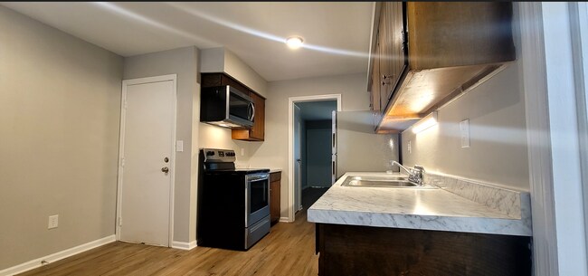 3030-3032 Creekview Circle