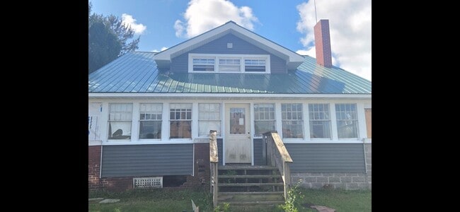 Photo - 2057 Maple Ave