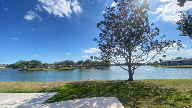 Photo - 200 Stratford O