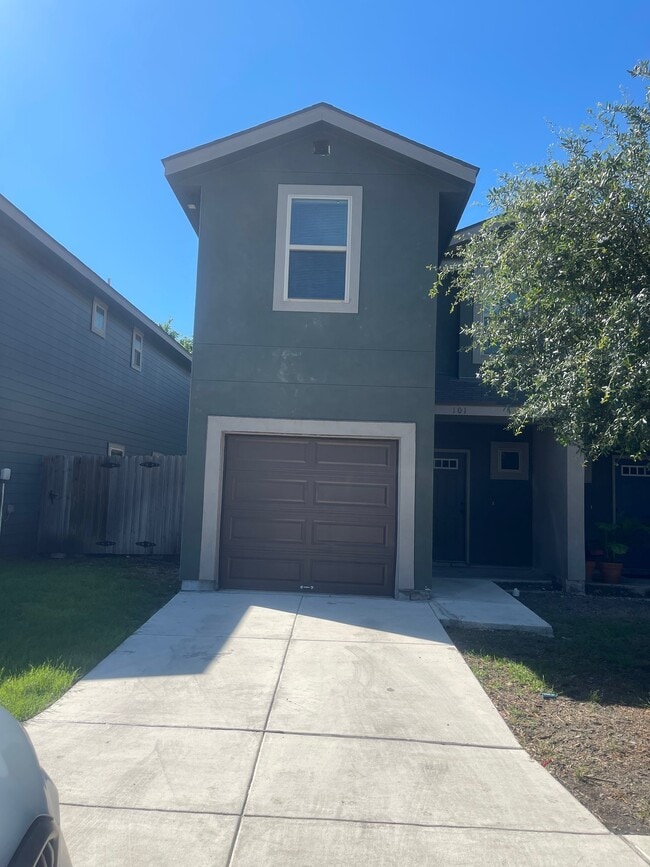 Building Photo - 6934 Lakeview Dr.