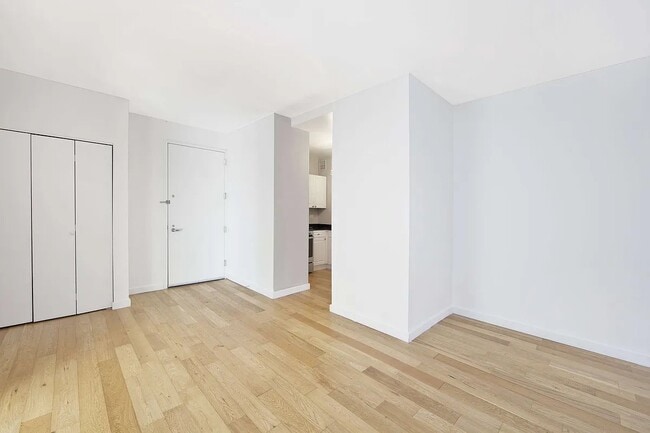 Photo - 225 Rector Pl Unit 7Y