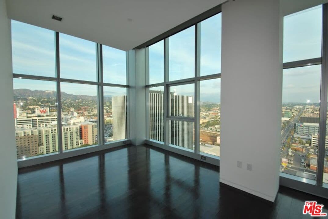 Photo - 1480 Vine St Unidad 1101 Rental