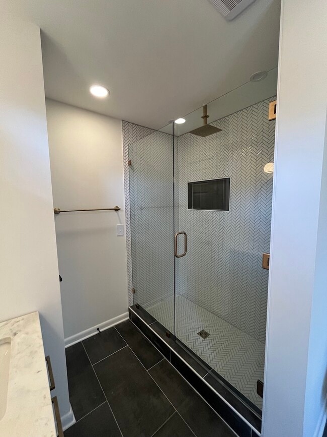 Large shower - 623 Dunston Dr