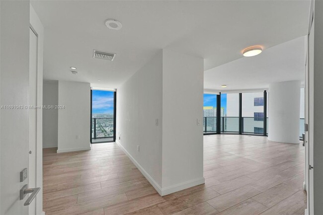 Photo - 55 SW 9th St Condominio Unidad 4008