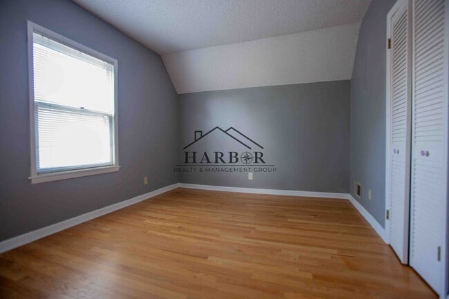 Photo - 3 bedroom 2.5 bathroom home with a fully fenced yard!