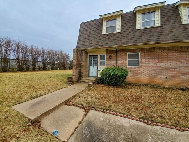 Building Photo - Cute 3 bedroom Townhome in Shawnee!