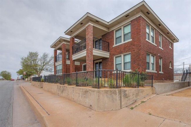 Building Photo - 207 NW 23rd St Unit 3